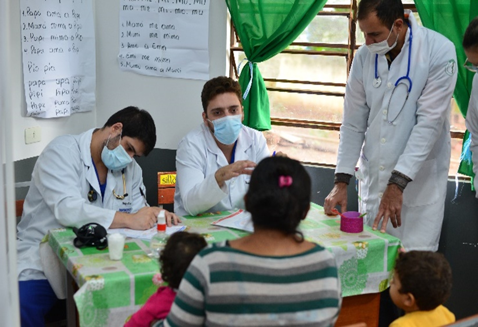 Médicos estudiantes realizando actividades para la comunidad