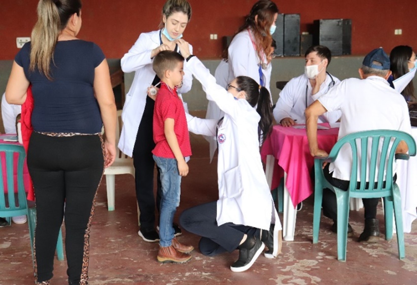 Médicos estudiantes realizando actividades para la comunidad